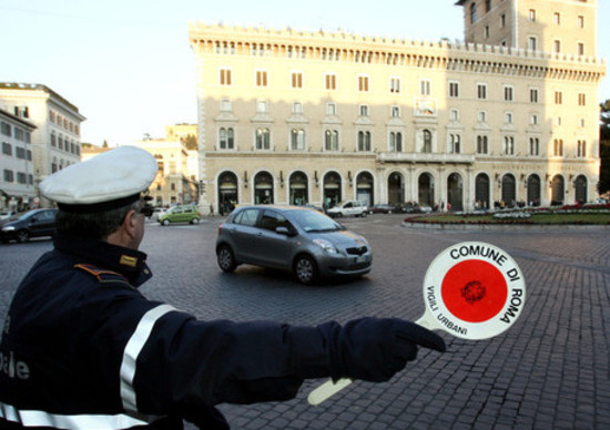 Roma, tornano le limitazioni antismog: stop fino alle Diesel Euro 3 Roma, tornano le limitazioni antismog: stop fino alle Diesel Euro 3