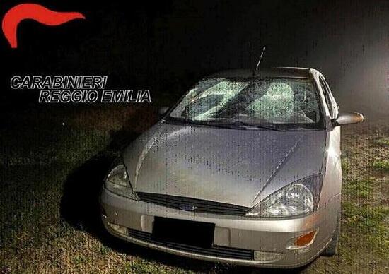 Inseguiti mentre erano in auto: lui accoltellato, lei stuprata. Cinque in manette Inseguiti mentre erano in auto: lui accoltellato, lei stuprata. Cinque in manette