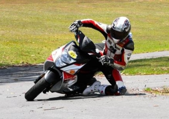 Troy Bayliss sullo scooter: è subito spettacolo Troy Bayliss sullo scooter: è subito spettacolo