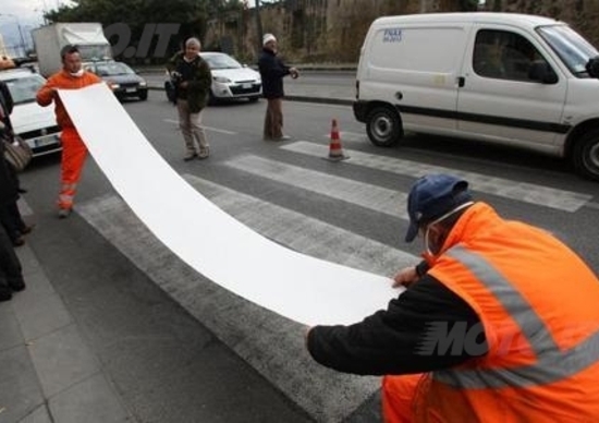 Le strisce pedonali fanno cadere i motociclisti a Milano Le strisce pedonali fanno cadere i motociclisti a Milano
