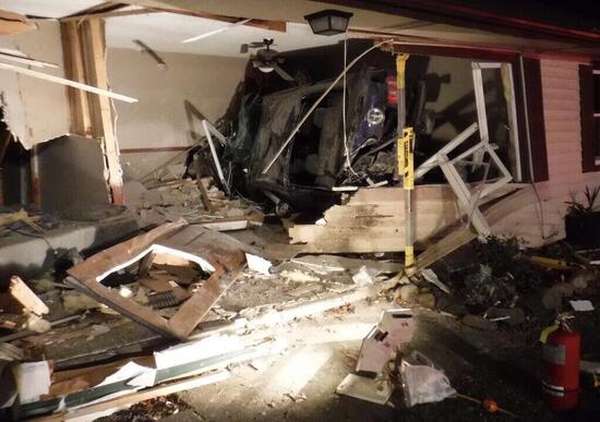 Alla guida a 16 anni e senza cintura, con una Ford Mustang sfonda una casa: grave un 27enne Alla guida a 16 anni e senza cintura, con una Ford Mustang sfonda una casa: grave un 27enne