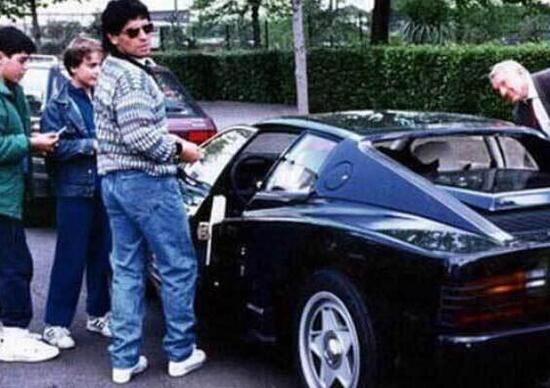 Addio Maradona, un mito esaltato anche dalle sue auto da sogno Addio Maradona, un mito esaltato anche dalle sue auto da sogno