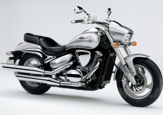 Kit Suzuki: Intruder M800 con borse laterali in pelle di serie Kit Suzuki: Intruder M800 con borse laterali in pelle di serie