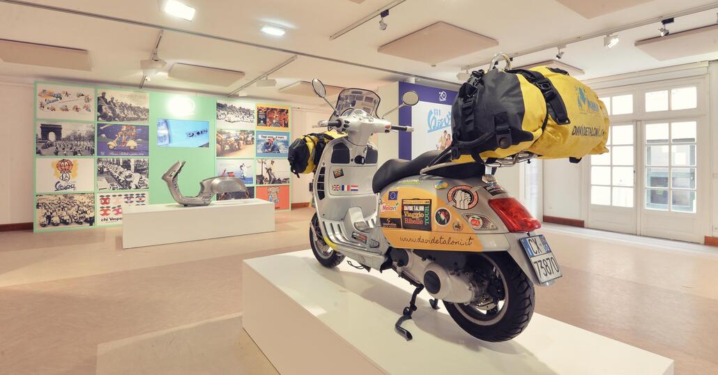 St. Tropez festeggia Vespa con la mostra 70 years young