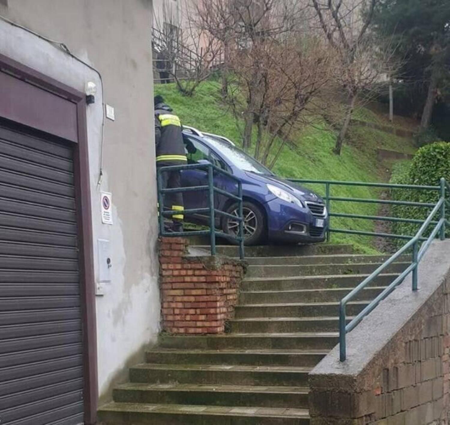 Sacerdote tradito dal navigatore finisce con l’auto su una scalinata