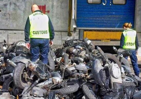 Moto e scooter spediti in Africa. 30 denunciati dopo l'ispezione al porto di Genova Moto e scooter spediti in Africa. 30 denunciati dopo l'ispezione al porto di Genova
