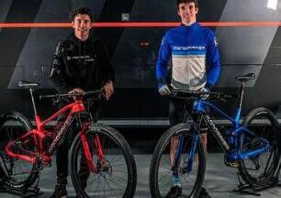 Alex e Marc Marquez in bicicletta? Sì, ma per lo sponsor (e col tutore) Alex e Marc Marquez in bicicletta? Sì, ma per lo sponsor (e col tutore)