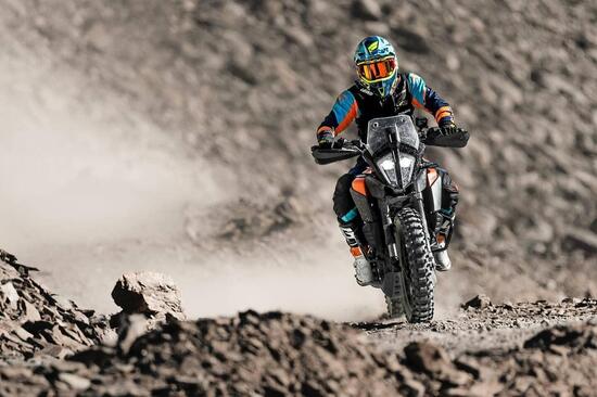 Una KTM 390 Adventure sfida una vettura da Rally nella gara di Hill Climb e vince Una KTM 390 Adventure sfida una vettura da Rally nella gara di Hill Climb e vince