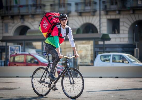 Just Eat assume e regolarizza i rider Just Eat assume e regolarizza i rider