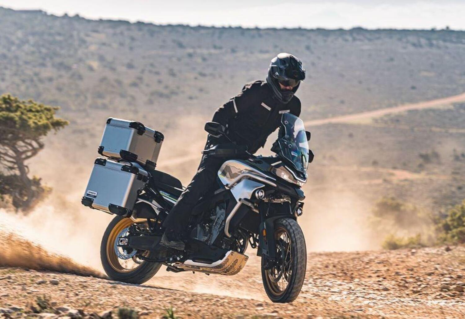 CFMoto 800MT. L'Adventure, con motore KTM, svelata con foto e dati