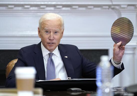 Biden incontra i grandi Ceo automotive per la crisi dei chip Biden incontra i grandi Ceo automotive per la crisi dei chip
