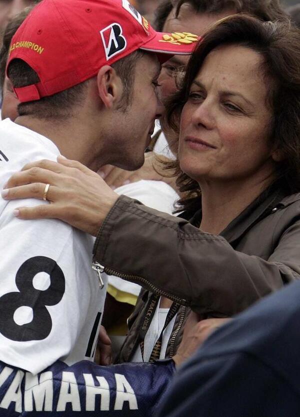 Il primo sorpasso tra fratelli vissuto da Mamma Stefania: “Mi piacerebbe vederli in altre posizioni. Ma la cosa che mi ha fatto male è un’altra”