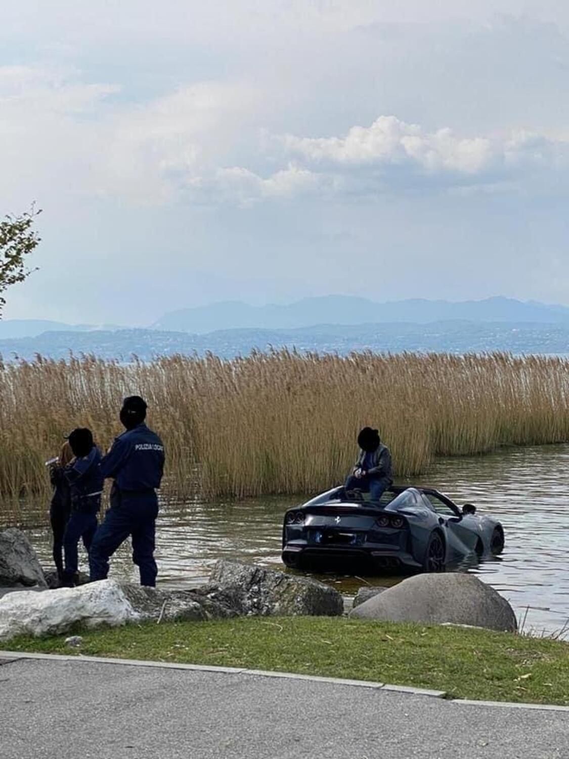 Sirmione: la Ferrari 812 Barchetta tuffata nel lago. Ok Barchetta, ma così no!