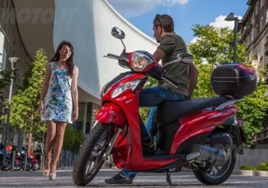 Kymco People One 125i a 2.100 euro con parabrezza e bauletto Kymco People One 125i a 2.100 euro con parabrezza e bauletto