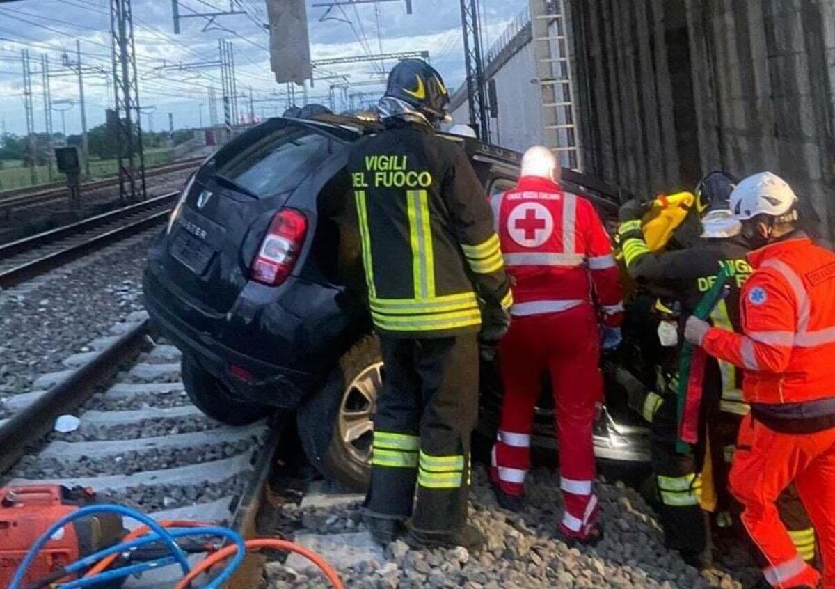 San Donato Milanese Precipita Con L Auto Dal Cavalcavia E Finisce Sui Binari Dell Alta Velocita News Automoto It