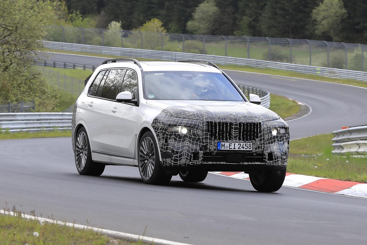 BMW X7 restyling, le foto spia