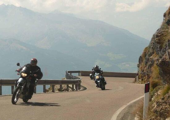 Val di Zoldo, residenti protestano contro la velocità delle moto Val di Zoldo, residenti protestano contro la velocità delle moto