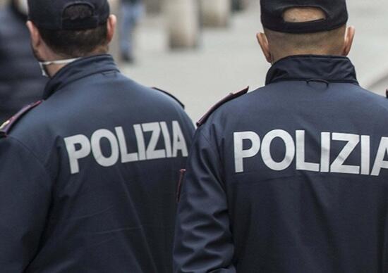 Torino: cade con la moto e perde la droga, 30enne in fuga Torino: cade con la moto e perde la droga, 30enne in fuga