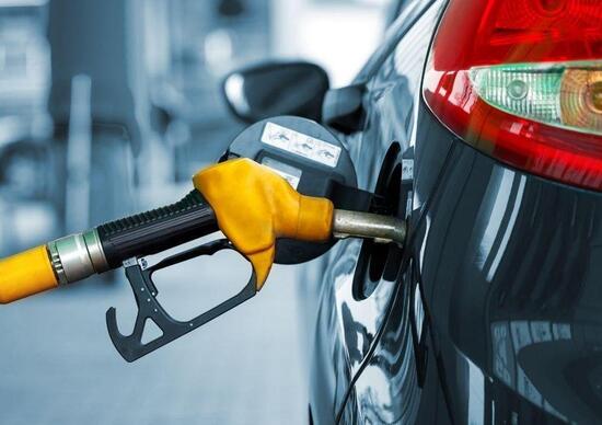 Stop a benzina e diesel per le auto nel 2035. L’Ue lo sta valutando Stop a benzina e diesel per le auto nel 2035. L’Ue lo sta valutando