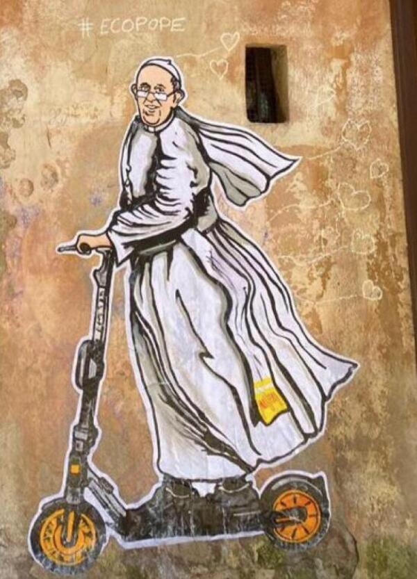 Il Papa in monopattino elettrico... sui muri di Roma