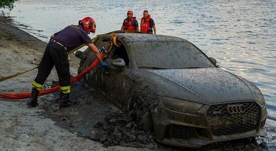 Mistero a 4 ruote nel fiume Po: emerge dalle acque Audi con chiave nel blocchetto e volante bloccato Mistero a 4 ruote nel fiume Po: emerge dalle acque Audi con chiave nel blocchetto e volante bloccato