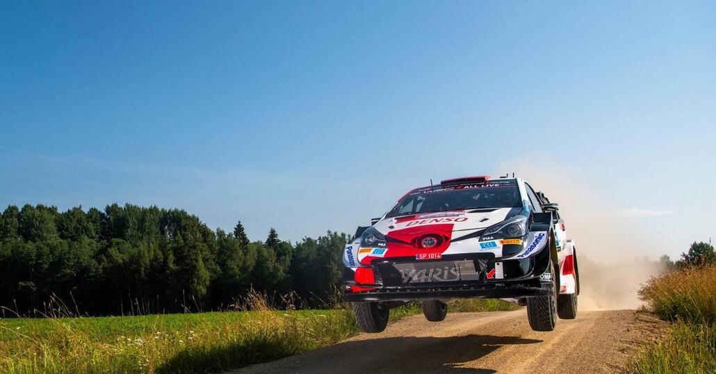 WRC21. Estonia. Sabato del villaggio. Tanak imperversa, Rovanpera sempre leader