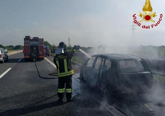 Padova, auto va a fuoco in autostrada Padova, auto va a fuoco in autostrada
