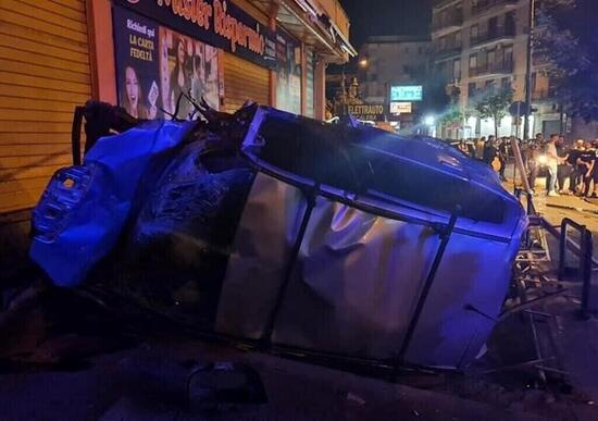 Casoria, auto si schianta contro i negozi. L'impatto è da paura Casoria, auto si schianta contro i negozi. L'impatto è da paura