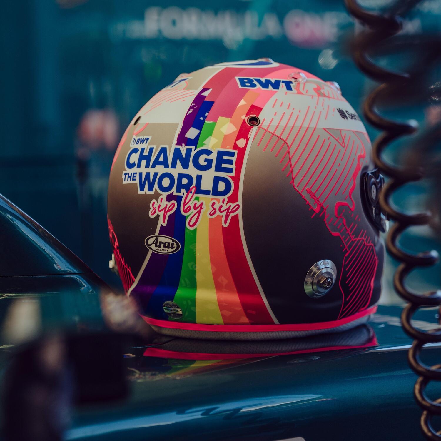 F1, Sebastian Vettel in Ungheria con il casco arcobaleno a sostegno della comunità LGBTQ+