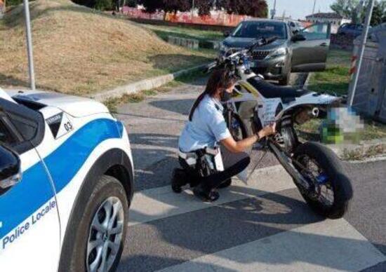 Ferrara: passeggero in moto senza casco, centauro multato Ferrara: passeggero in moto senza casco, centauro multato