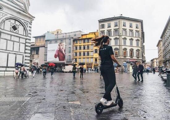 Monopattini elettrici. Firenze riprova a introdurre l'obbligo del casco Monopattini elettrici. Firenze riprova a introdurre l'obbligo del casco