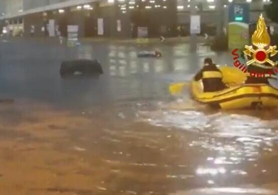 Milano, a causa del nubifragio diverse persone bloccate in auto salvate col gommone Milano, a causa del nubifragio diverse persone bloccate in auto salvate col gommone