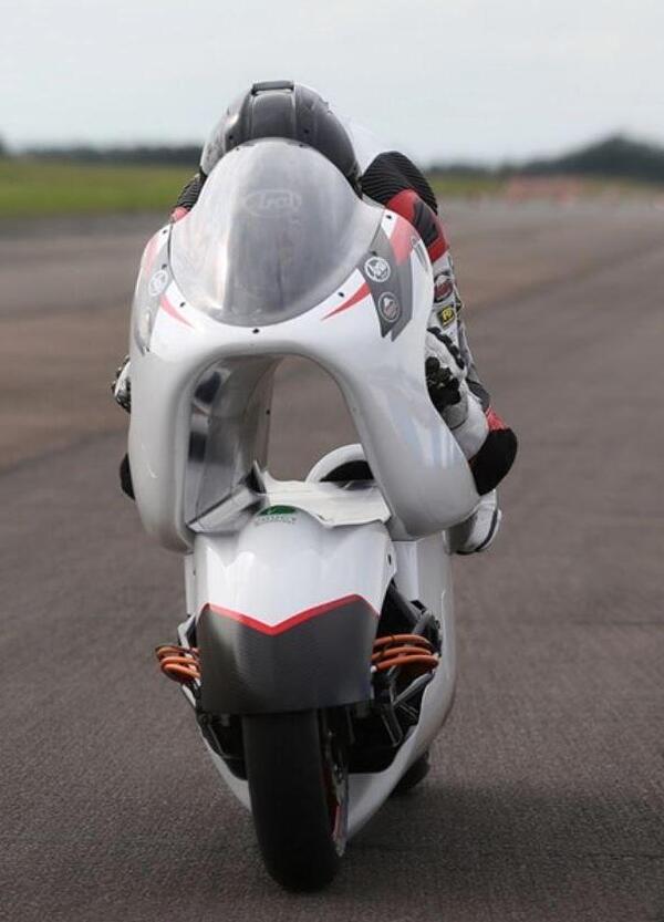 La moto elettrica col buco ha superato il primo test: punta al record di velocità