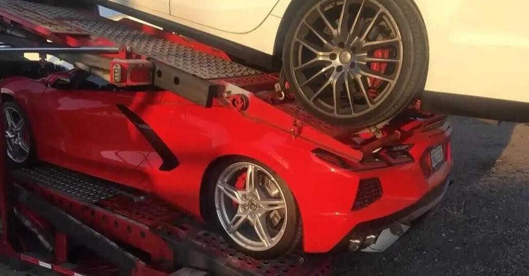 Un cero per la povera Corvette schiacciata dalla Maserati