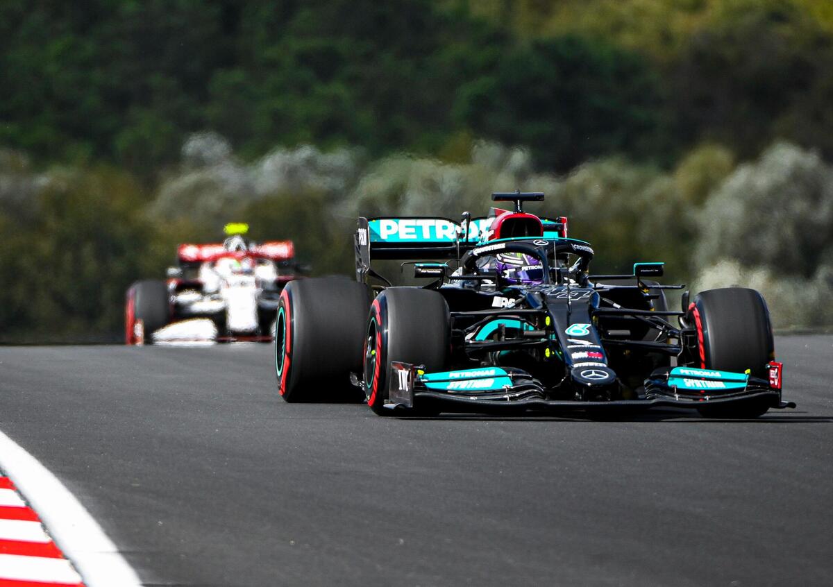 Il boss della Mercedes Toto Wolff ha fornito un aggiornamento sul parco motori a disposizione di Lewis Hamilton per il resto della stagione.