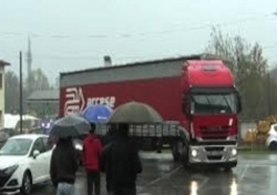 I lavoratori Husqvarna bloccano i camion I lavoratori Husqvarna bloccano i camion