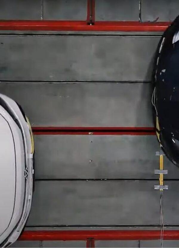 Scontro (letteralmente) auto elettriche: crash test Tesla Model Y Vs. Volkswagen ID.6