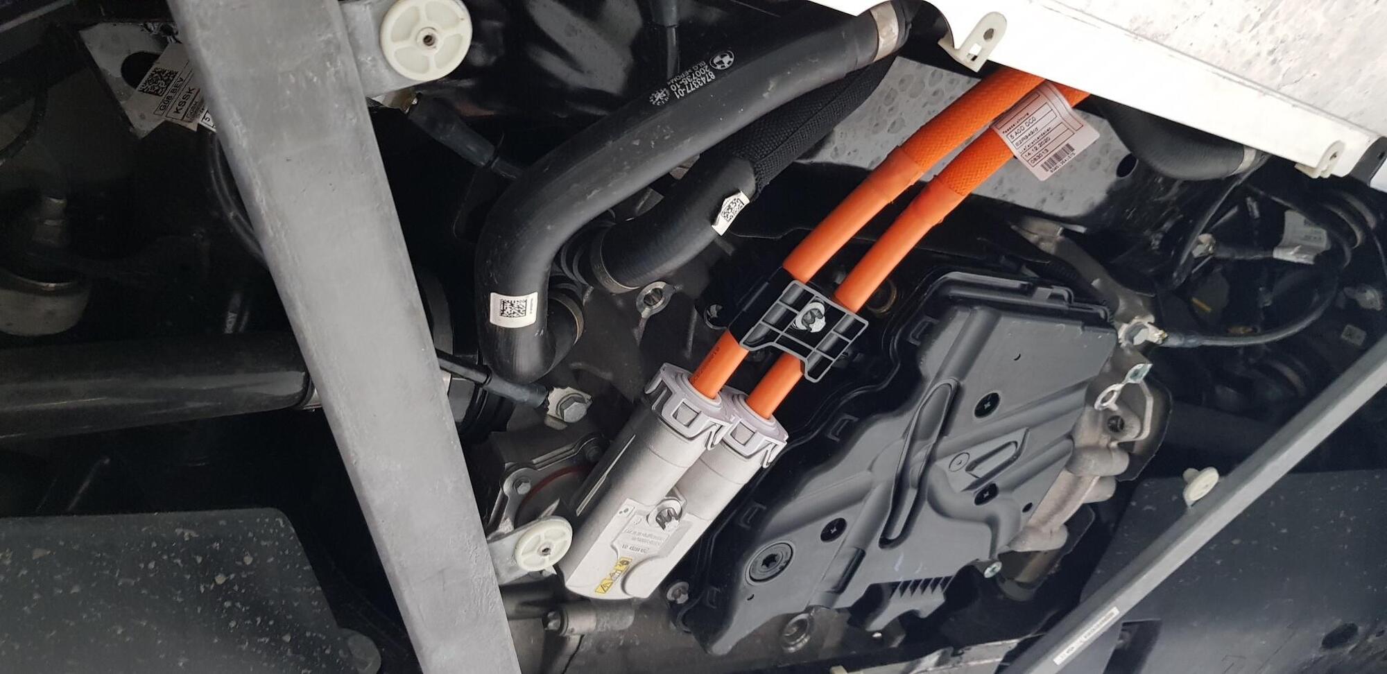 Dove una volta cera un tubo carburante con pompa, ora cavi arancioni