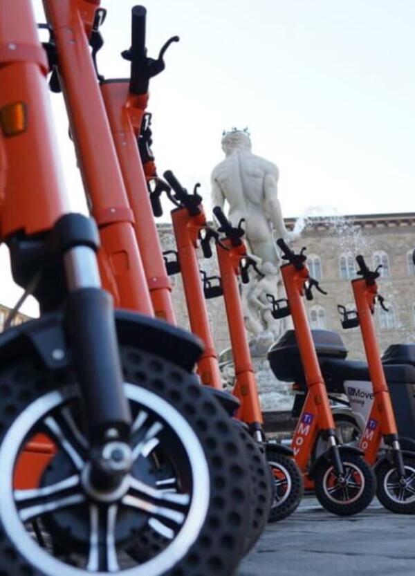 Monopattini. A Firenze da oggi scatta lobbligo del casco