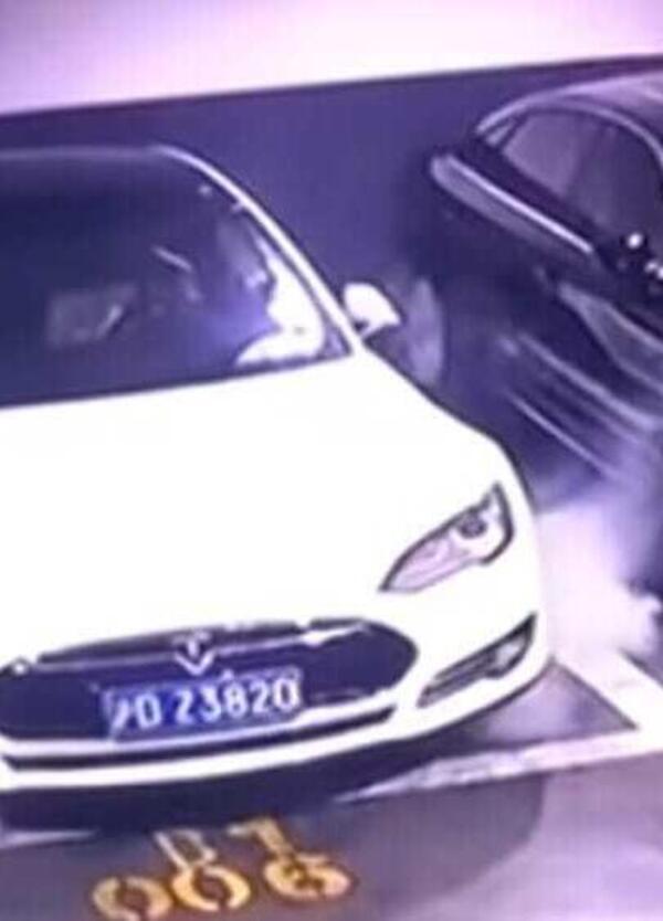 Quanto è sicuro (e lecito) lasciare auto elettriche in certi garage e parcheggi sotterranei? La politica dovrà rispondere