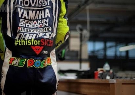 All'asta la tuta Dainese di Valentino Rossi, indossata per ricordare il Sic al Mugello All'asta la tuta Dainese di Valentino Rossi, indossata per ricordare il Sic al Mugello