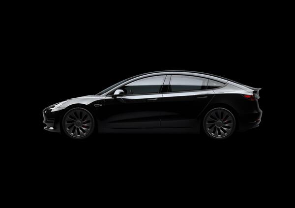 Cera una volta la Tesla economica: la Model 3 ora costa un botto