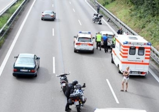 Incidente da incubo in autostrada: moto perde la ruota Incidente da incubo in autostrada: moto perde la ruota