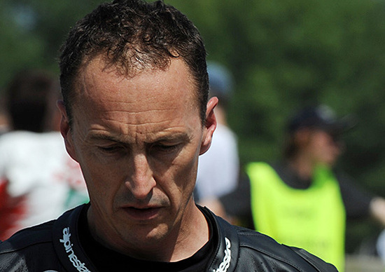 Jeremy McWilliams, 50 anni, in sella a una Moto2 nel GP di Silverstone Jeremy McWilliams, 50 anni, in sella a una Moto2 nel GP di Silverstone