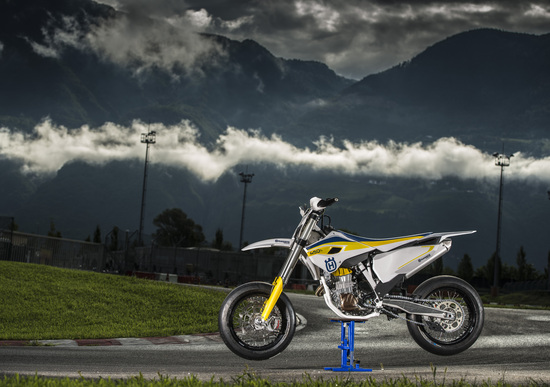 Video: Husqvarna FS 450, la supermotard in azione Video: Husqvarna FS 450, la supermotard in azione