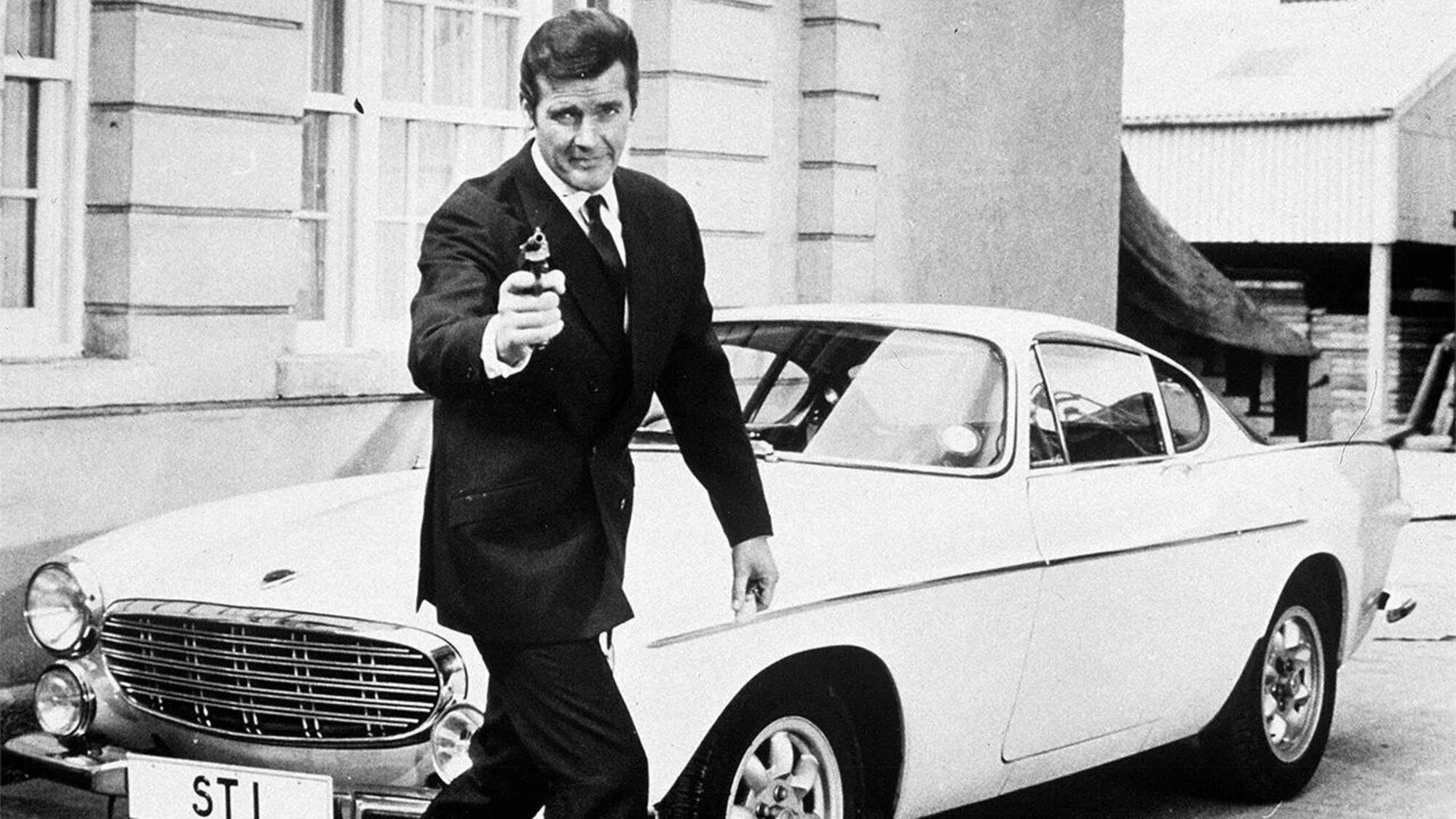 Roger Moore ne "Il santo" con la Volvo P1800