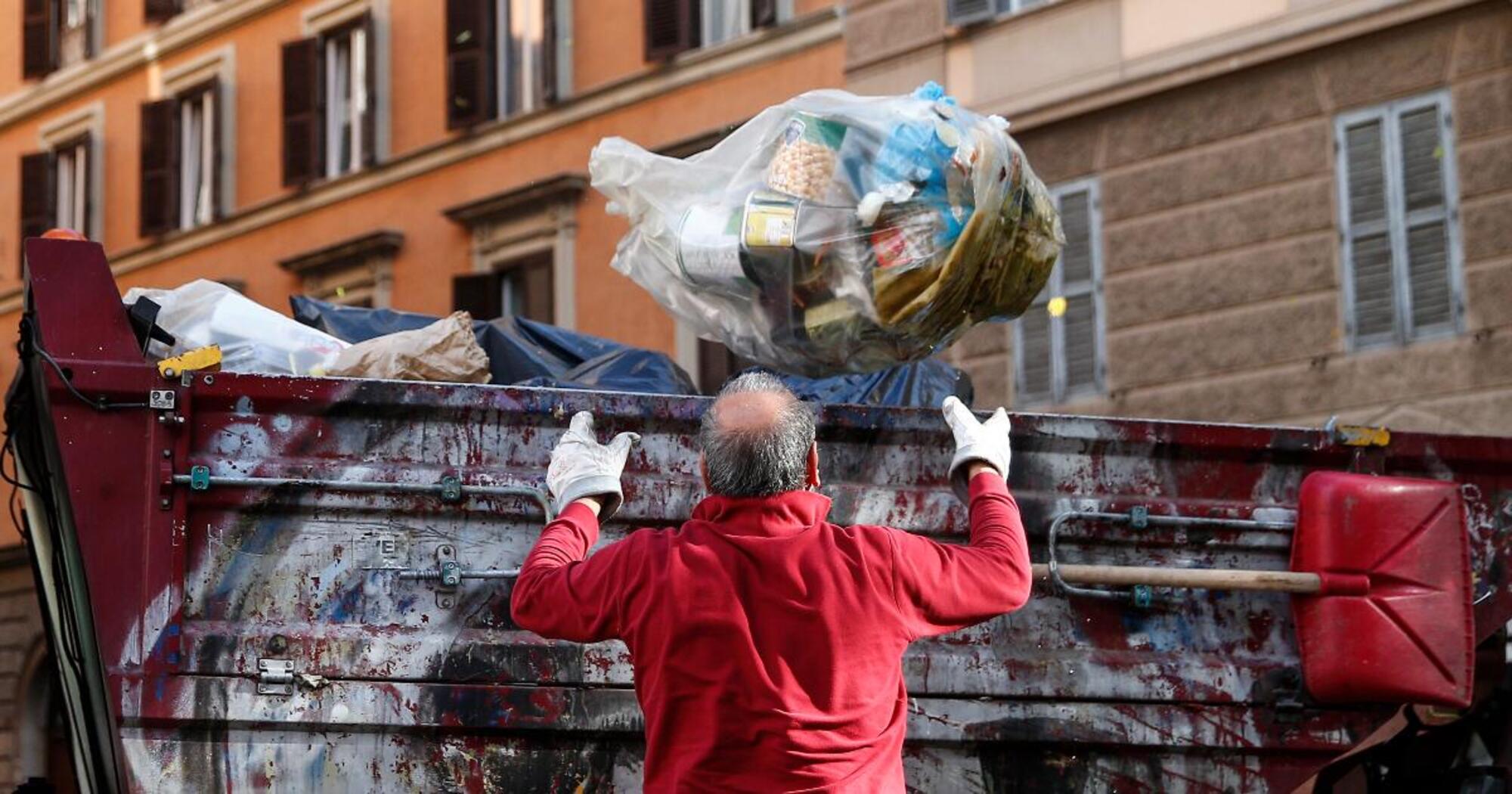 Dipendenti dell'Ama in azione per smaltire i rifiuti a Roma