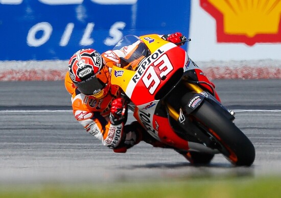 Marquez vince il GP di Sepang. Rossi e Lorenzo completano il podio Marquez vince il GP di Sepang. Rossi e Lorenzo completano il podio