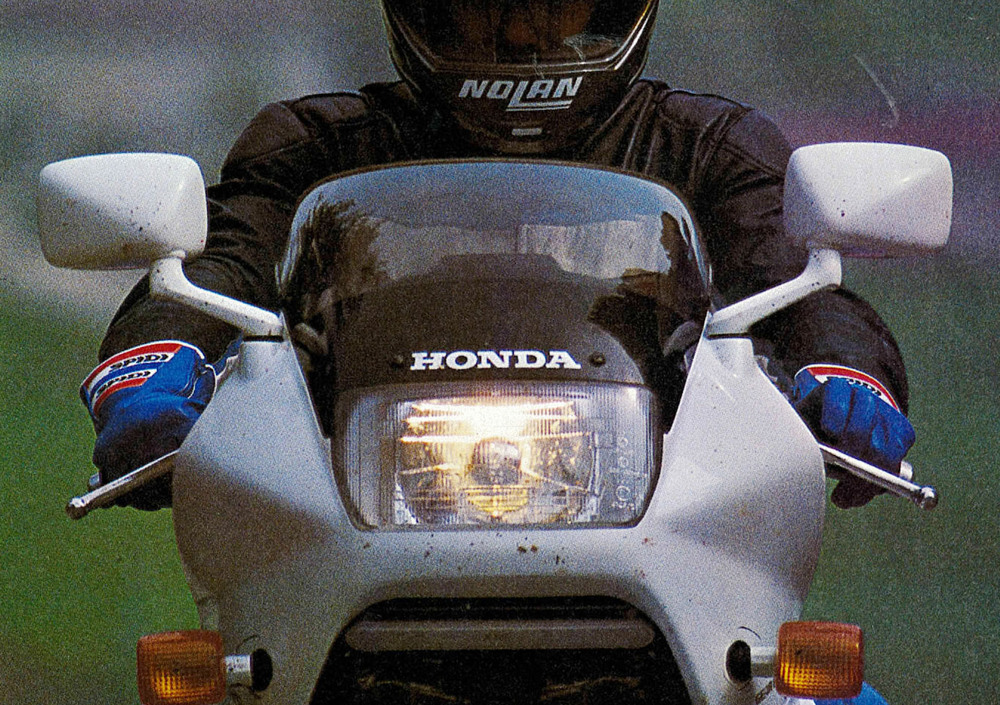 Honda VFR750F: la mitica RC24 sfida il mondo - News - Moto.it