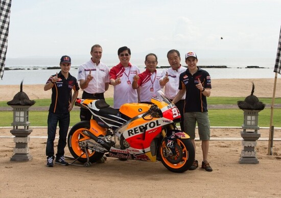 Marquez e Pedrosa svelano a Bali la Honda RC213V 2015 Marquez e Pedrosa svelano a Bali la Honda RC213V 2015